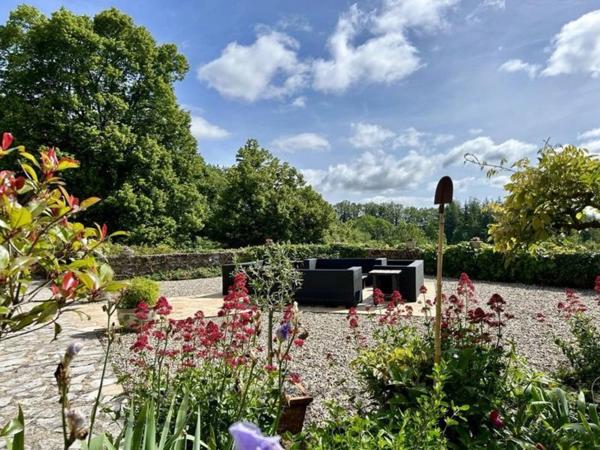 Vaste Propriété avec magnifique vue sur Najac, 15 chambres, piscine et tennis entourée par 5 hectares