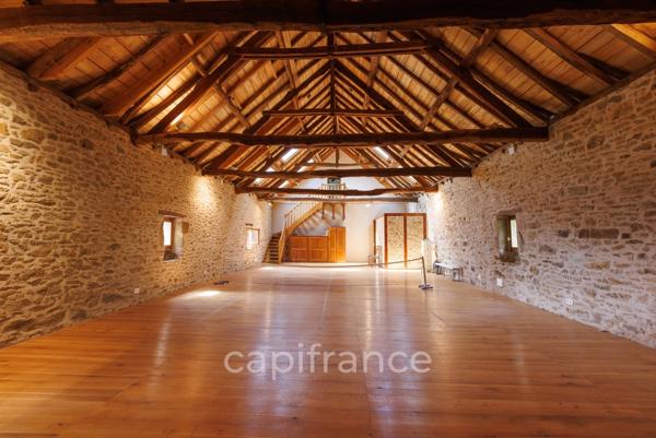 Vaste Propriété avec magnifique vue sur Najac, 15 chambres, piscine et tennis entourée par 5 hectares