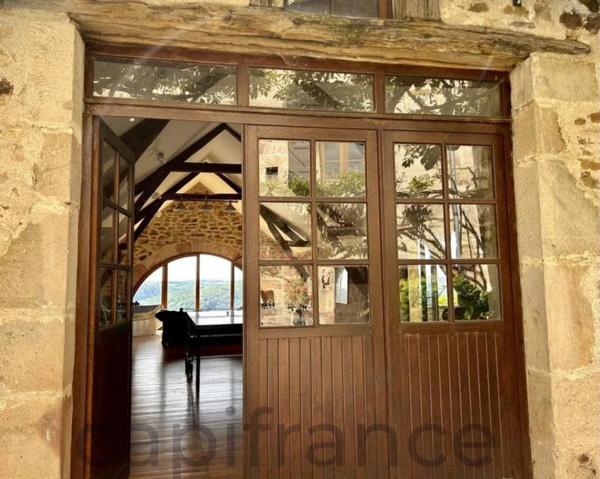 Vaste Propriété avec magnifique vue sur Najac, 15 chambres, piscine et tennis entourée par 5 hectares