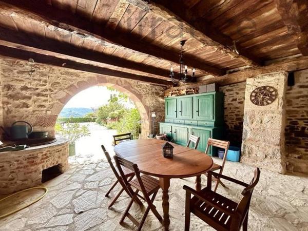 Vaste Propriété avec magnifique vue sur Najac, 15 chambres, piscine et tennis entourée par 5 hectares