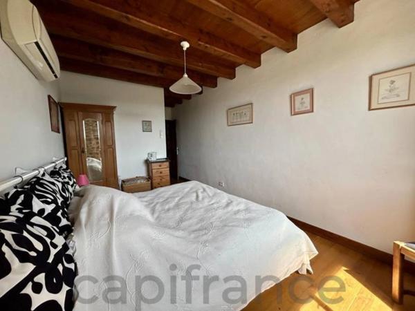 Vaste Propriété avec magnifique vue sur Najac, 15 chambres, piscine et tennis entourée par 5 hectares