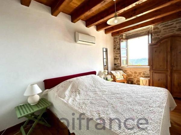 Vaste Propriété avec magnifique vue sur Najac, 15 chambres, piscine et tennis entourée par 5 hectares