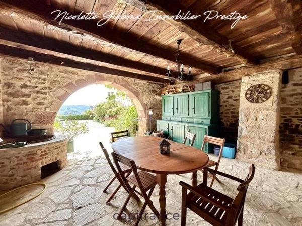 Vaste Propriété avec magnifique vue sur Najac, 15 chambres, piscine et tennis entourée par 5 hectares