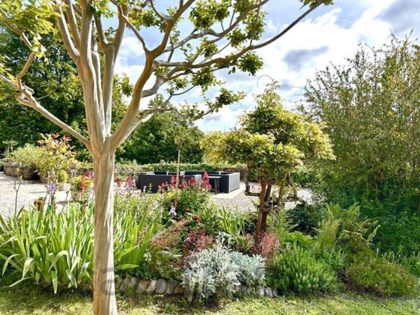 Vaste Propriété avec magnifique vue sur Najac, 15 chambres, piscine et tennis entourée par 5 hectares