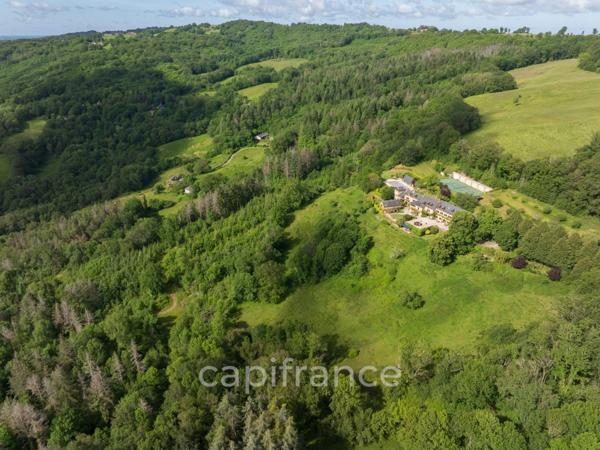 Vaste Propriété avec magnifique vue sur Najac, 15 chambres, piscine et tennis entourée par 5 hectares