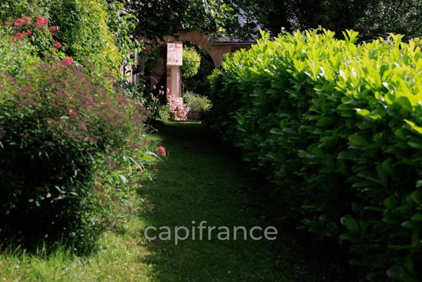 Vaste Propriété avec magnifique vue sur Najac, 15 chambres, piscine et tennis entourée par 5 hectares