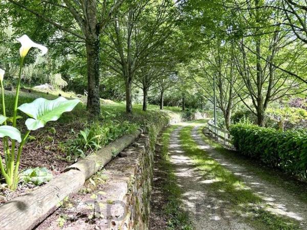 Vaste Propriété avec magnifique vue sur Najac, 15 chambres, piscine et tennis entourée par 5 hectares
