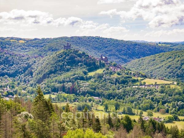 Vaste Propriété avec magnifique vue sur Najac, 15 chambres, piscine et tennis entourée par 5 hectares