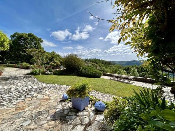 Vaste Propriété avec magnifique vue sur Najac, 15 chambres, piscine et tennis entourée par 5 hectares