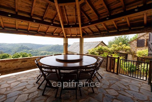 Vaste Propriété avec magnifique vue sur Najac, 15 chambres, piscine et tennis entourée par 5 hectares