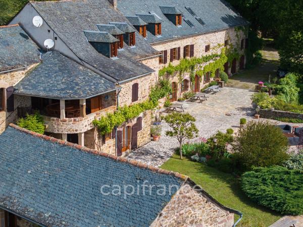 Vaste Propriété avec magnifique vue sur Najac, 15 chambres, piscine et tennis entourée par 5 hectares