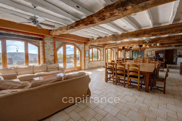 Vaste Propriété avec magnifique vue sur Najac, 15 chambres, piscine et tennis entourée par 5 hectares