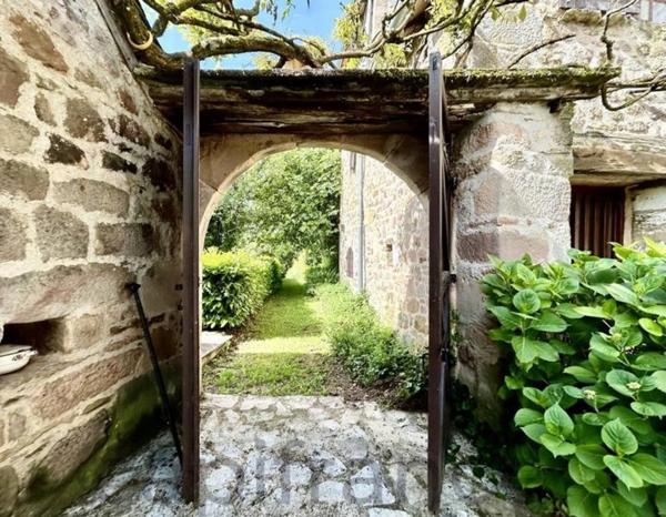 Vaste Propriété avec magnifique vue sur Najac, 15 chambres, piscine et tennis entourée par 5 hectares