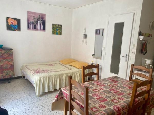 studio avec balcon et parking