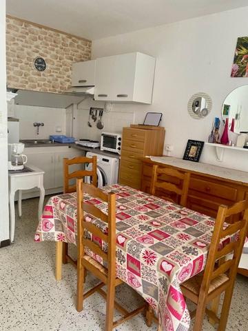 studio avec balcon et parking