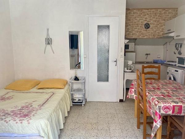 studio avec balcon et parking