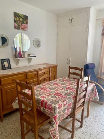studio avec balcon et parking