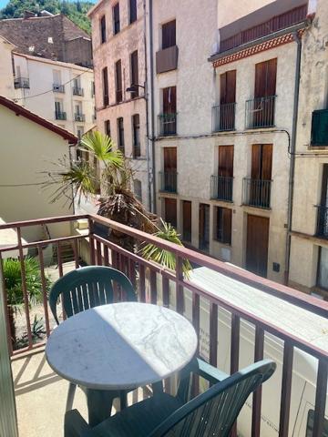 studio avec balcon et parking