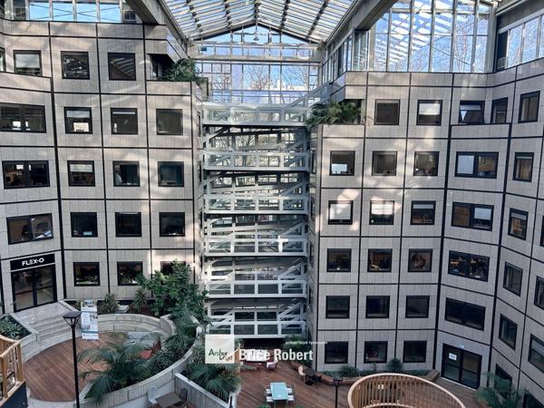 Bureaux à louer à Villeurbanne immeuble rénové avec rooftop panoramique