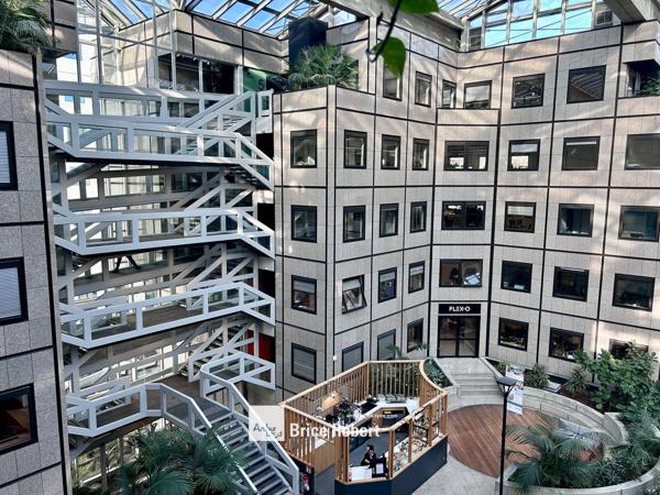 Bureaux à louer à Villeurbanne immeuble rénové avec rooftop panoramique