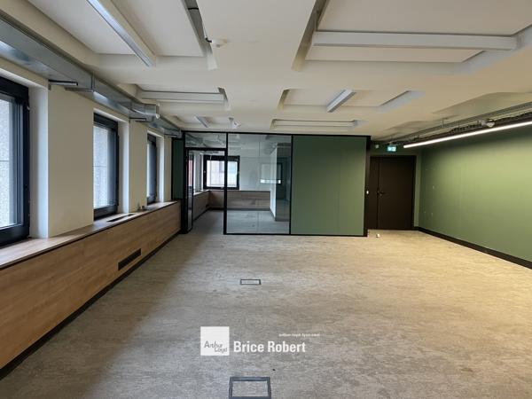 Bureaux à louer à Villeurbanne immeuble rénové avec rooftop panoramique