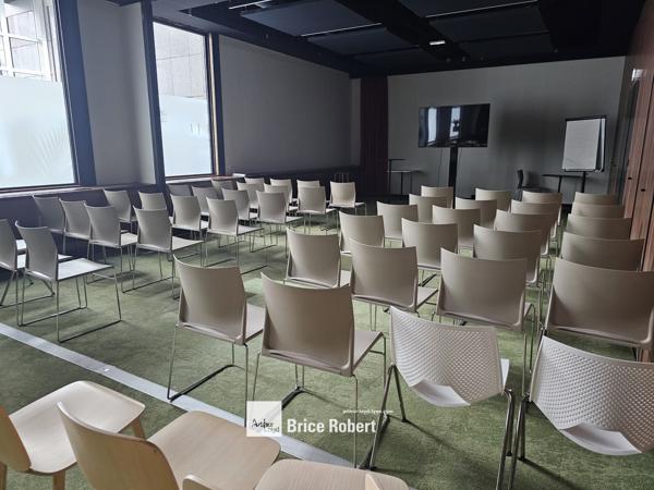 Bureaux à louer à Villeurbanne immeuble rénové avec rooftop panoramique