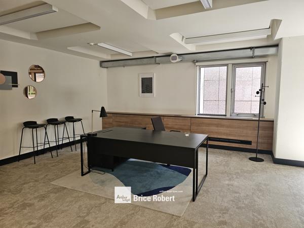 Bureaux à louer à Villeurbanne immeuble rénové avec rooftop panoramique
