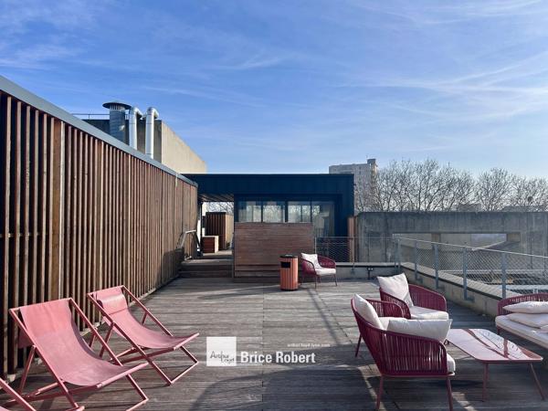 Bureaux à louer à Villeurbanne immeuble rénové avec rooftop panoramique