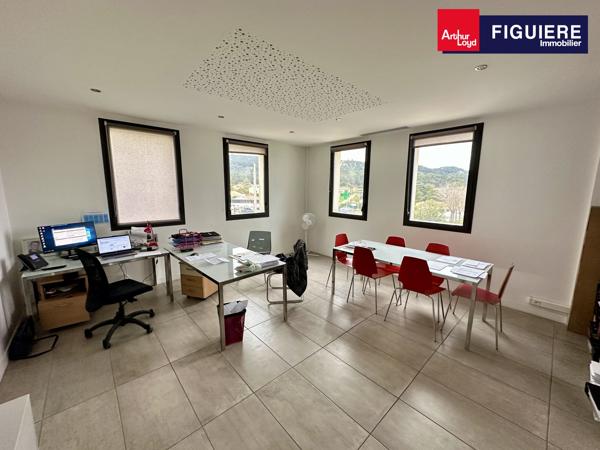 BUREAUX EN R+1 AVEC VISIBILITÉ À PROXIMITÉ DES AXES AUTOROUTIERS