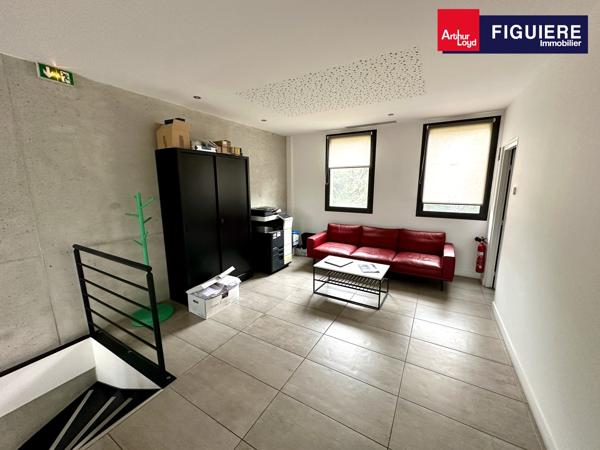 BUREAUX EN R+1 AVEC VISIBILITÉ À PROXIMITÉ DES AXES AUTOROUTIERS