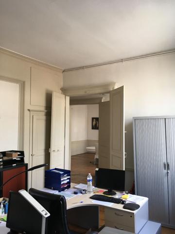 Bureaux avec cheminée et moulures - Limoges centre - A VENDRE