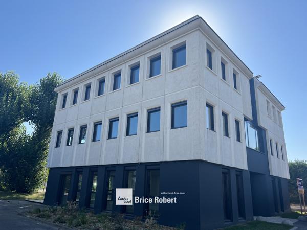 Bureaux neufs à vendre ou à louer à Francheville avec parking et terrasses