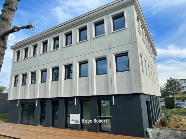 Bureaux neufs à vendre ou à louer à Francheville avec parking et terrasses