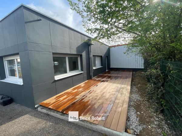 Bureaux neufs à vendre ou à louer à Francheville avec parking et terrasses