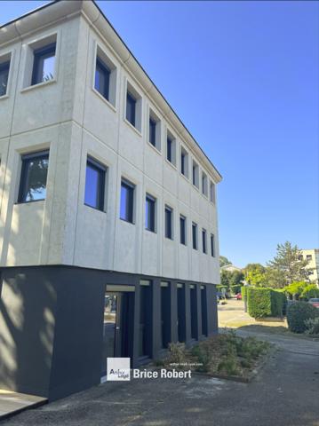 Bureaux neufs à vendre ou à louer à Francheville avec parking et terrasses