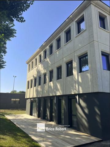 Bureaux neufs à vendre ou à louer à Francheville avec parking et terrasses