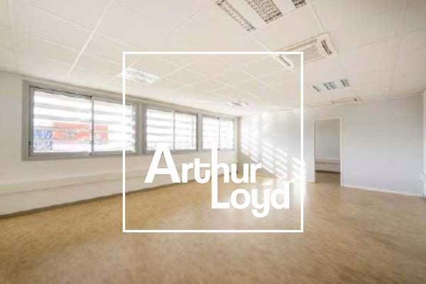 Bureaux à louer à Castries 51 m2 dans bâtiment haut de gamme avec parking