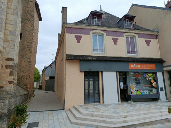 Immeuble Centre de Loué, maison commerce et 3 appartements