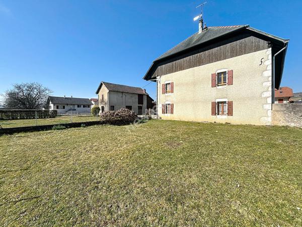Maison mitoyenne à rénover avec jardin, dans corps de ferme, à vendre sur Epagny Metz-Tessy