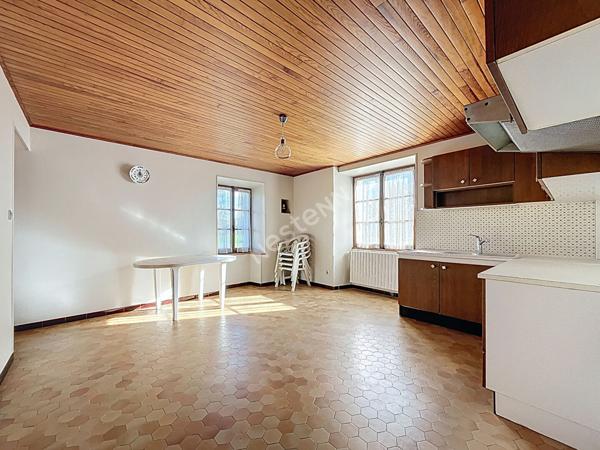 Maison mitoyenne à rénover avec jardin, dans corps de ferme, à vendre sur Epagny Metz-Tessy