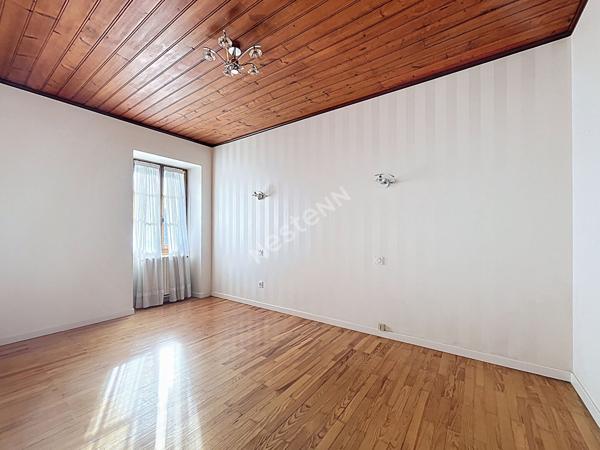 Maison mitoyenne à rénover avec jardin, dans corps de ferme, à vendre sur Epagny Metz-Tessy