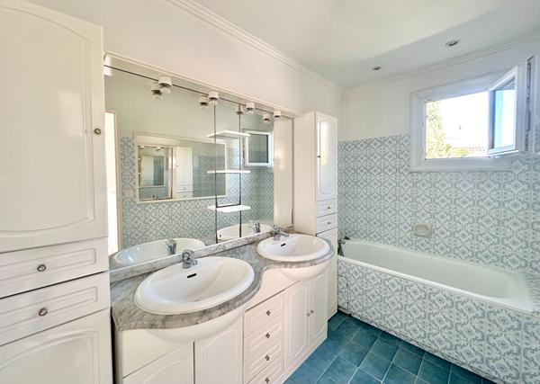 Charmante villa 4 pièces avec vue panoramique mer à Saint-Raphaël