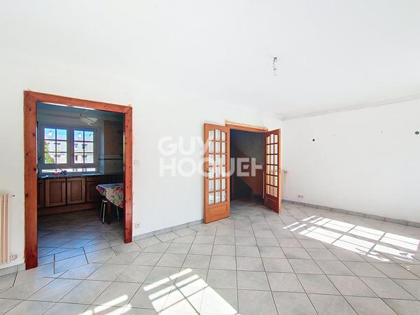 Maison édifiée sur garage - Secteur Saint -Luc.