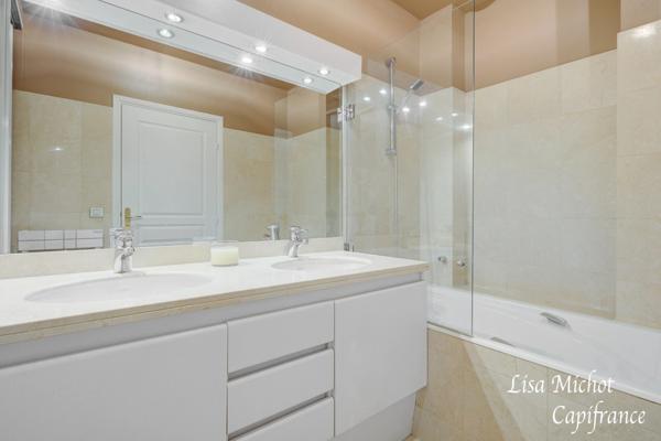 Saint-James, Appartement 4 pièces entièrement rénové au sein d'une résidence de standing