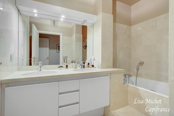 Saint-James, Appartement 4 pièces entièrement rénové au sein d'une résidence de standing