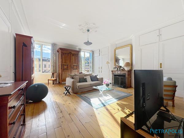 Appartement de caractère 160 m² avec balcon – 3 grandes chambres – Tarare centre