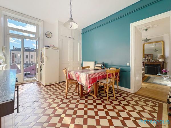 Appartement de caractère 160 m² avec balcon – 3 grandes chambres – Tarare centre