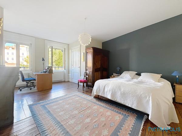 Appartement de caractère 160 m² avec balcon – 3 grandes chambres – Tarare centre
