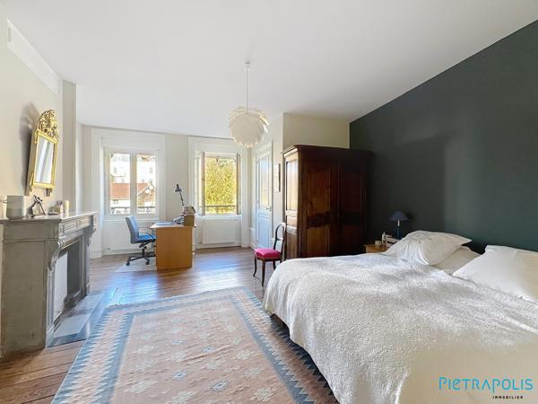 Appartement de caractère 160 m² avec balcon – 3 grandes chambres – Tarare centre
