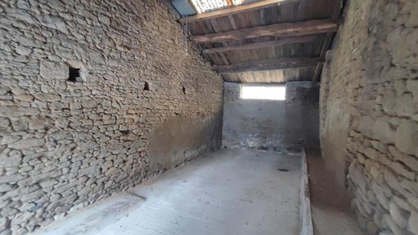 Bâtisse en pierre à usage de garage ou stockage La Genetouze 57 m2